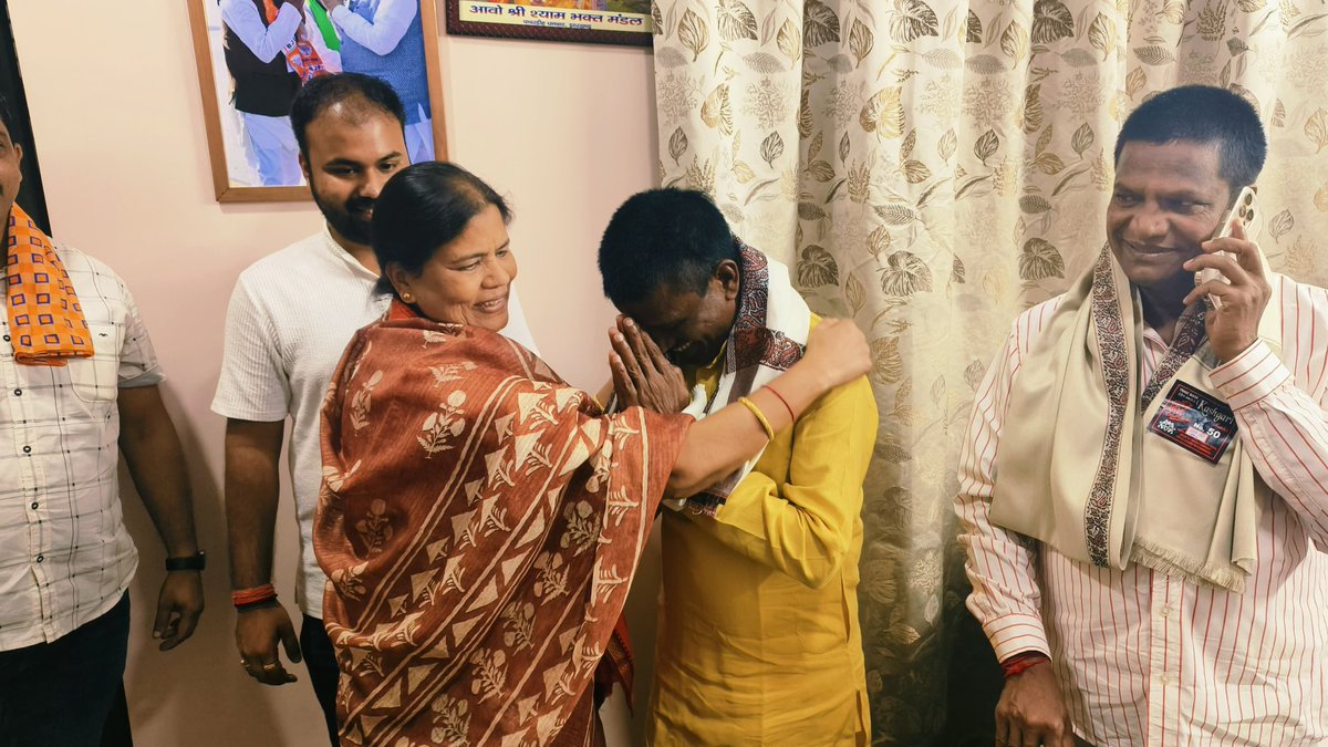 dhullu_mahto's tweet photo. निरसा विधानसभा क्षेत्र के लोकप्रिय विधायिका अपर्णा सेन गुप्ता जी को आज आवास में भारतीय जनता पार्टी द्वारा पुनः प्रत्याशी बनायें जाने पर बधाई शुभकामनायें दियें। 
आपने हमेशा क्षेत्र के विकास और जनता की भलाई के लिए अथक प्रयास किया है।आपके नेतृत्व में निरसा विधानसभा क्षेत्र नई ऊँचाइयों को छुए, यही कामना है।आपके उज्जवल भविष्य की कामना करता हूँ।

@AparnaSeng89472