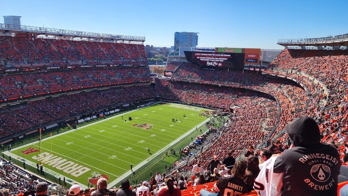 ocluszn's tweet photo. 18 minutes before the #browns game. Empty stadium @reflog18 unreal. https://t.co/ztkQ4xEwQq