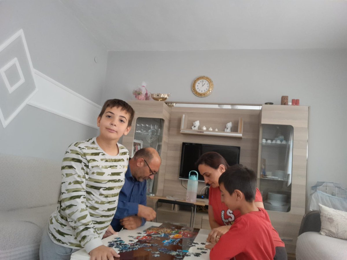 SehitUrla's tweet photo. #EkrandanUzakHayataYakın" İlçe MEM projesi Ekim ayı etkinliği olarak 3C sınıfımız, ailece puzzle yaparak eğlenceli saatler gecirdi.👨‍👩‍👧‍👧👨‍👩‍👦🤗💯
#Egitimdeöncüokul 

@tcmeb 
@yahsiomer
@izmir_ilmem 
@MuratCevik5845
@Urla_MEM https://t.co/Wwj0BB138f