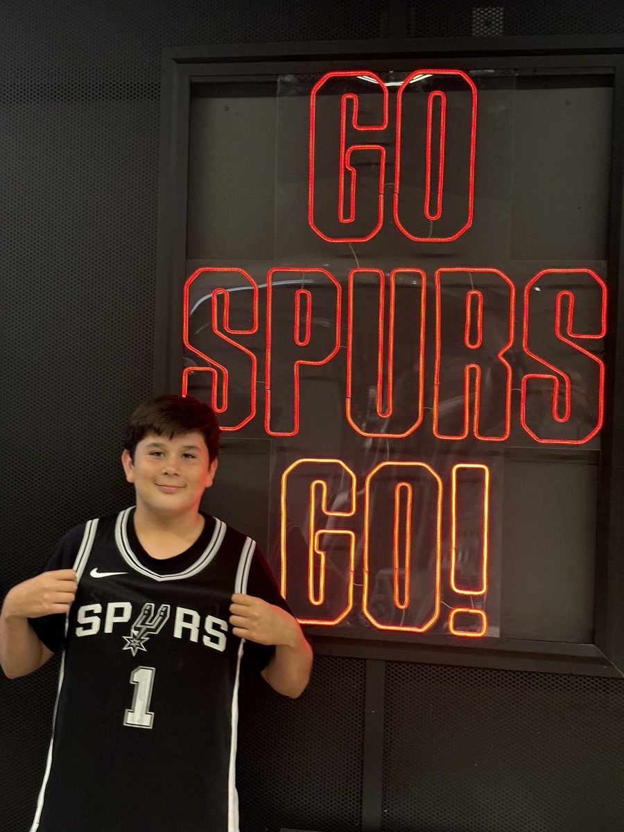 CoachJSifuentes's tweet photo. Had great time with my wife and son at Spurs Silver &amp; Black Scrimmage!😊🏀👏🏽Awesome atmosphere and great game! Jarod had the best time, and made lasting memory being selected from crowd for interview &amp; appearing on “Fan Cam”🤩 @laniAP50 @spurs @NBA @SpursReporter @spursnation https://t.co/zvBCwhNDYs