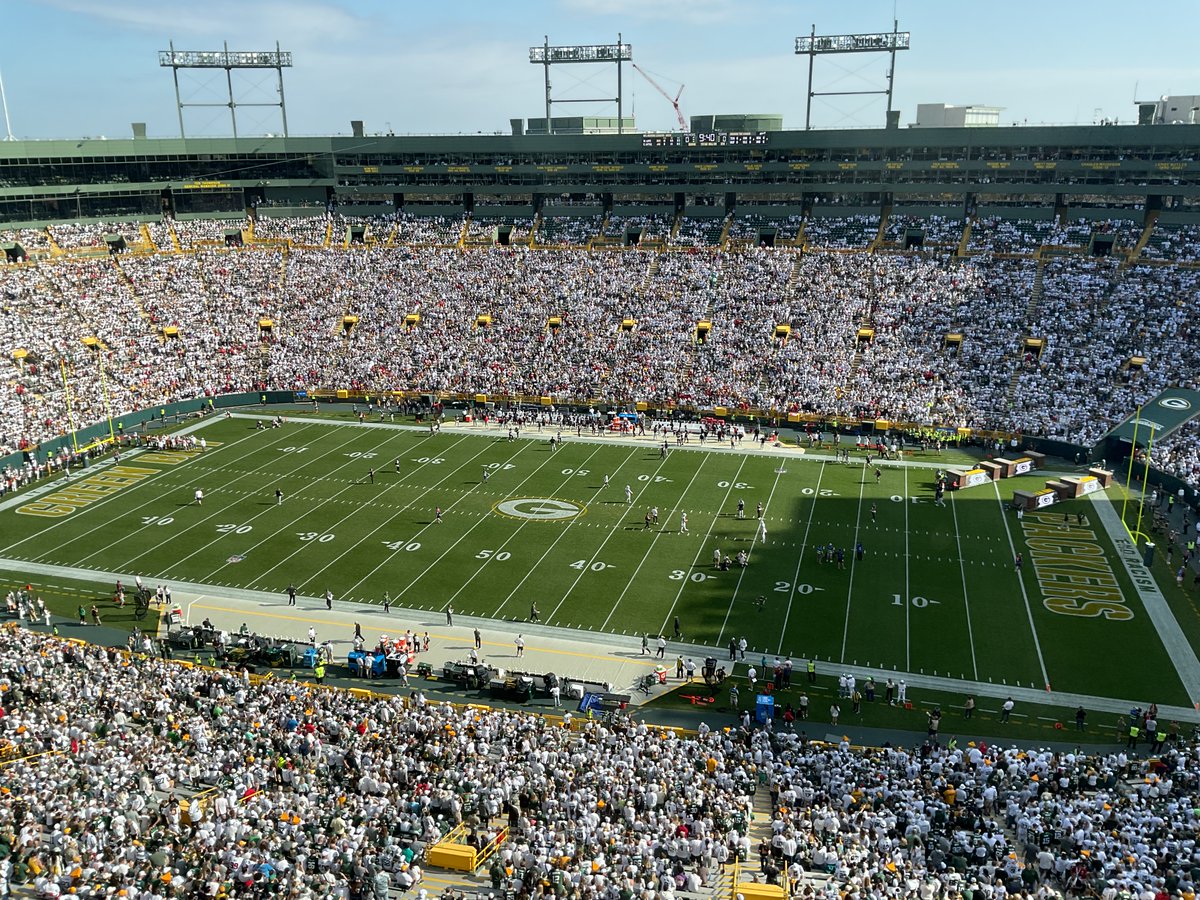 Rabes44's tweet photo. It’s a white out at Lambeau Field today! #winterwarning https://t.co/YaoDEfTKgw