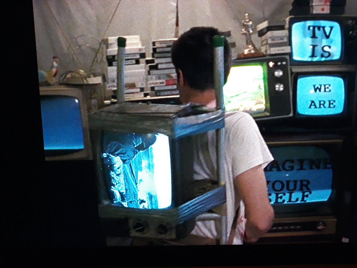 Yum_Yum_Buttons's tweet image. - - - -tv screens- - - -

from Slacker (1990) directed by Richard Linklater
#austintexas 
#RichardLinklater
#slacker