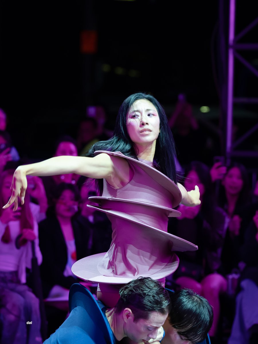 d_al_li's tweet image. 241018 #리아킴 
우리 언니는 무대에서 예술을 한다고 😭