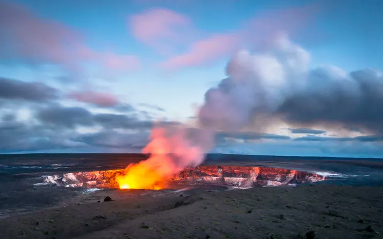 NurSule1382's tweet photo. Nature's fiery spectacle at Hawaii Volcanoes National Park is a mesmerizing display of Earth's power. 🌋✨ Witness the lava glow against the twilight skies—a truly unforgettable sight! #VolcanoViewing #HawaiiAdventures #NatureLovers #TravelBucketList https://t.co/Wxy9JRNddX