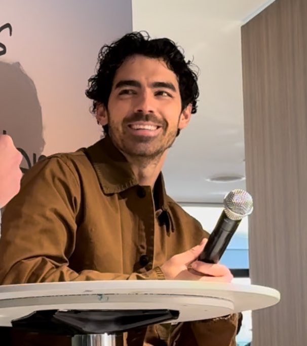vacationeyes's tweet photo. joe jonas they could never make me hate you https://t.co/EhaXwrBc94