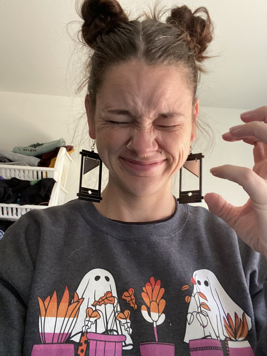 elledotdubs's tweet photo. I took lesbians clocking me into my own hands. https://t.co/Y3FlxU0G6K