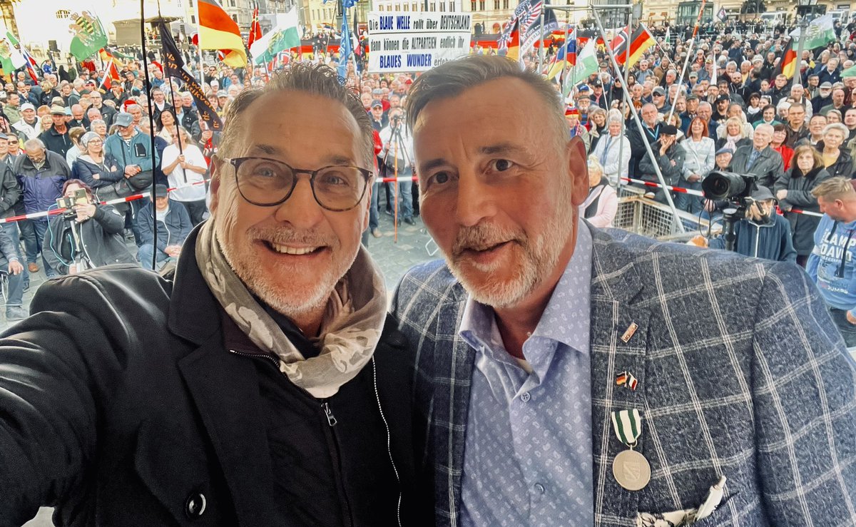 HCStrache1's tweet photo. Heute in Dresden mit Lutz Bachmann beim 10-jährigen Jubiläum von PEGIDA (Patriotische Europäer gegen die Islamisierung des Abendlandes)! #pegida #hcstrache #dresden #afd https://t.co/KoUJk1dXtV