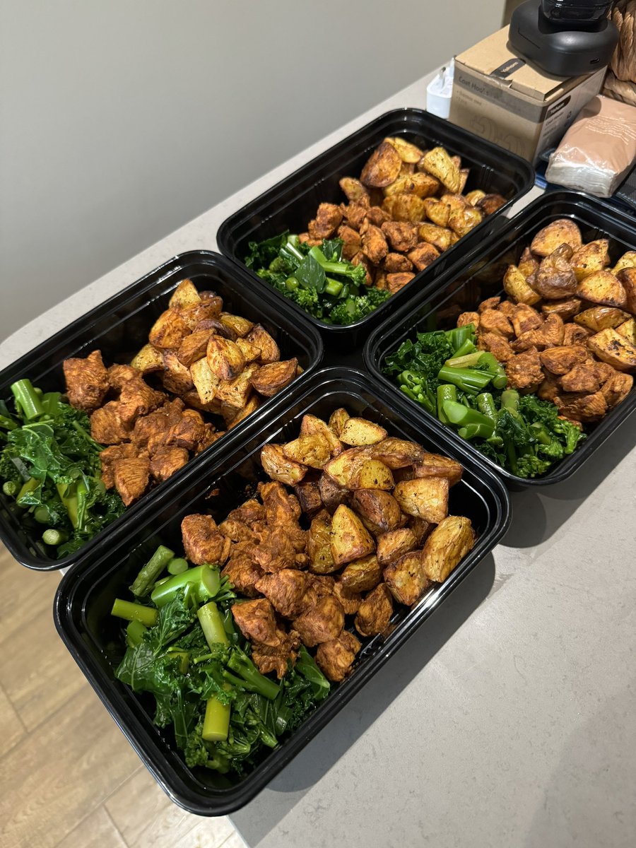 scottroots's tweet photo. We’re going high volume low cal this week.
Massive choc overnight oats
509kcal, 25g protein, 11g fat, 71g carb
Chicken, veg and spuds
458kcal, 55g protein, 4g fat, 48g carb
Snacks and dinners will vary.
#MealPrepSunday
#MealPrep
#UKDietChat https://t.co/R40mls2Ib9