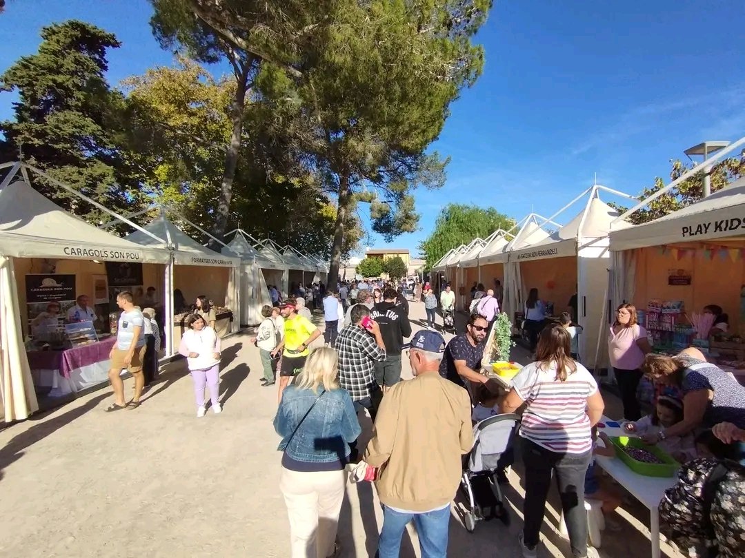 ElPiFelanitx's tweet photo. 🌶️ Fira del Pebre Bord  #Felanitx

Expositors i diferents paradetes al llarg de tot el cap de setmana en la nostra major Fira

🟢Molts d'anys Felanitx

#SomelPi
#Somproductelocal https://t.co/ie5iCHjDBO