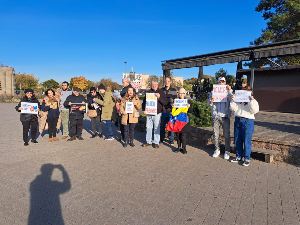 MundoConVzla's tweet photo. 📍Kaunas, Lituania 🇱🇹.

Está causa también es por los niños que han tenido que huir de su país, los que hoy no tienen un plato de comida, los que fueron asesinados por la represion de la tiranía. 

#MaduroSecuestraNiños https://t.co/fdm5ZFvOYC