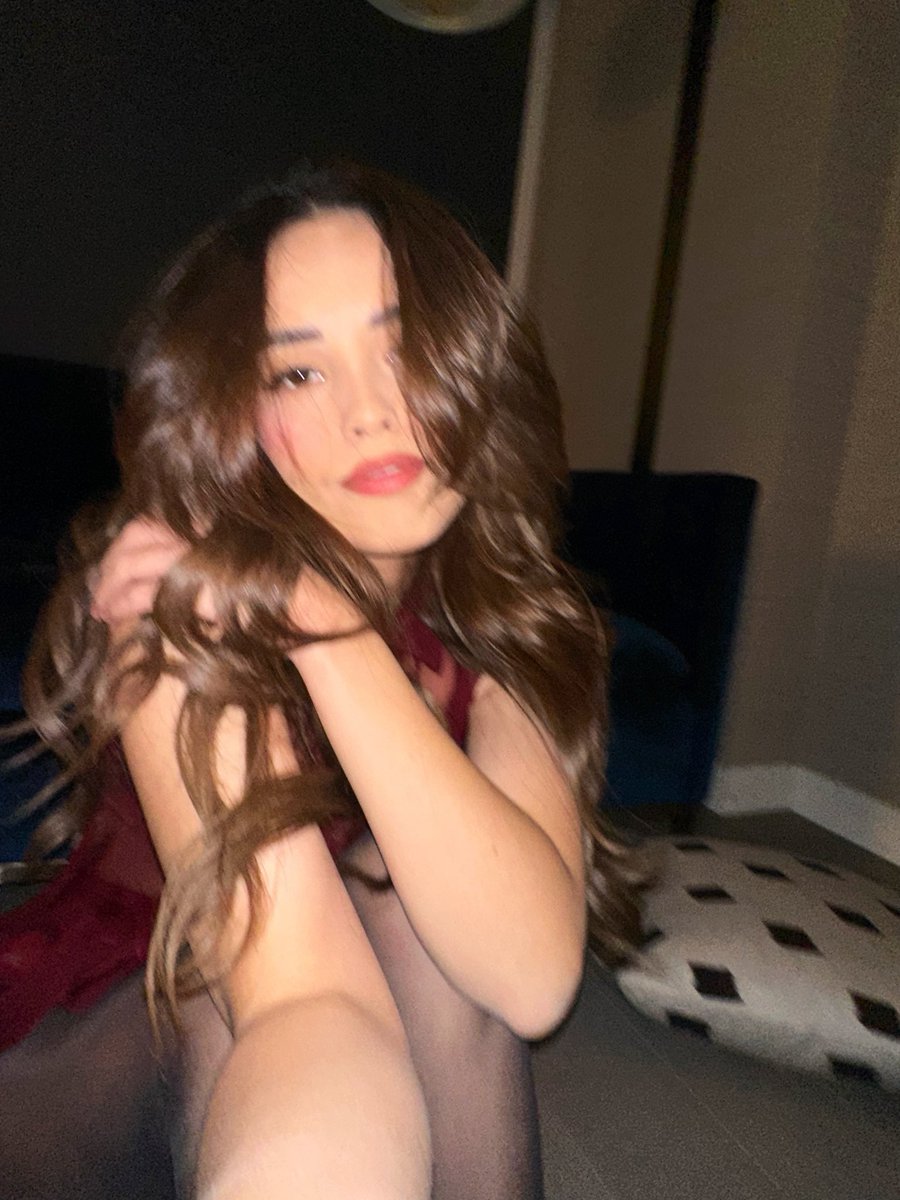 Valkyrae's tweet image. just meetttt me at theee APT