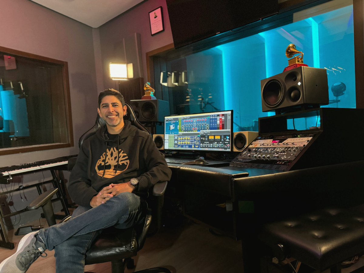 Engemyr's tweet image. Ya pronto se vienen los #LatinGrammys , les deseo mucho éxito a todos mis colegas nominados este año 🏆🏅🥇

Aquí seguimos dándolo todo por el arte 🎧🎶

📸: @drumernan @triniproduccion 

#audioengineer #recordingstudio #recordingengineer #mixingengineer #masteringengineer
