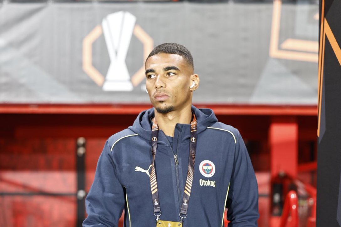 Dijiku yumruk atmadan savunma yapamıyor ama nedense SATILIK yayıncı kuruluş, Dijiku’nun attığı yumruğu göstermedi! #SAMvFB <a href="/beINSPORTS_TR/">beIN SPORTS Türkiye</a>