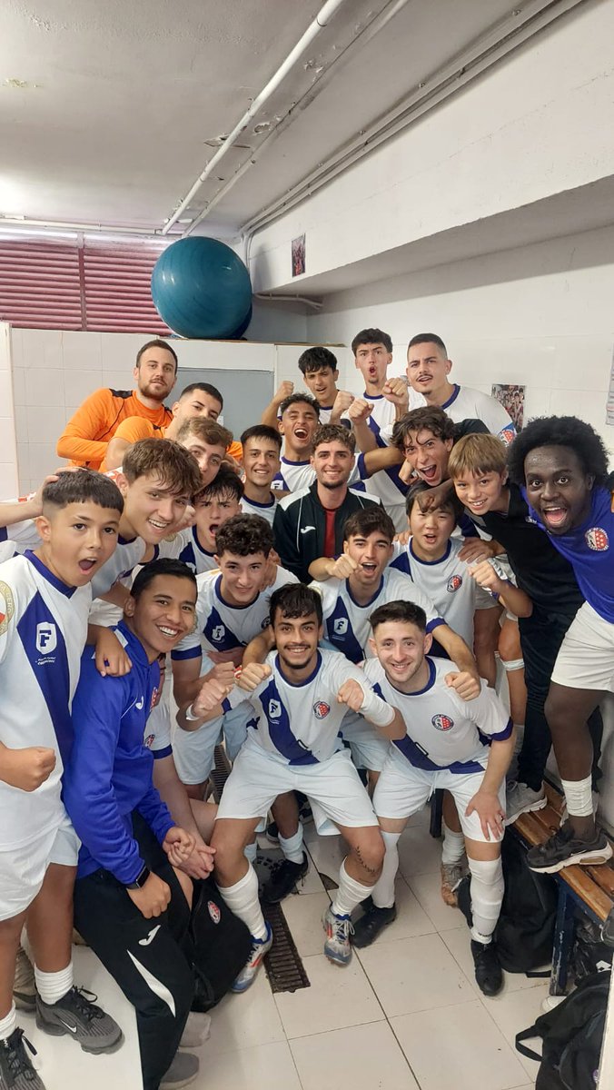 EFCarabanchel's tweet photo. ⚽ ¡Otra victoria más! 🔥

Nuestro filial saca otro +3 en casa, tras el 1-0 final 🏟️💥

El #AficionadoB recupera las buenas sensaciones 💪💣

¡VAMOS EQUIPO! 👏🙌

#GenEscuela https://t.co/bsfgUt9P1g