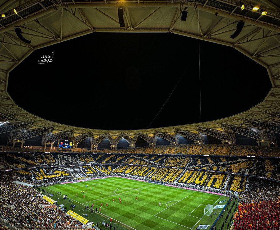 جمهور الاتحاد تجاوز الموضوع عندهم عمل تيفو وتنفيذه فقط ... يتفنون بالرسم و بالعبارة وبالشكل ... ليس هذا وحسب .
ايضا استمرار التيفو لاوقات واعادته في اوقات محددة من المباراة واستمراره لاخر المباراة هذا بحد ذاته فن .
انه جمهور عظيم 
#الاتحاد