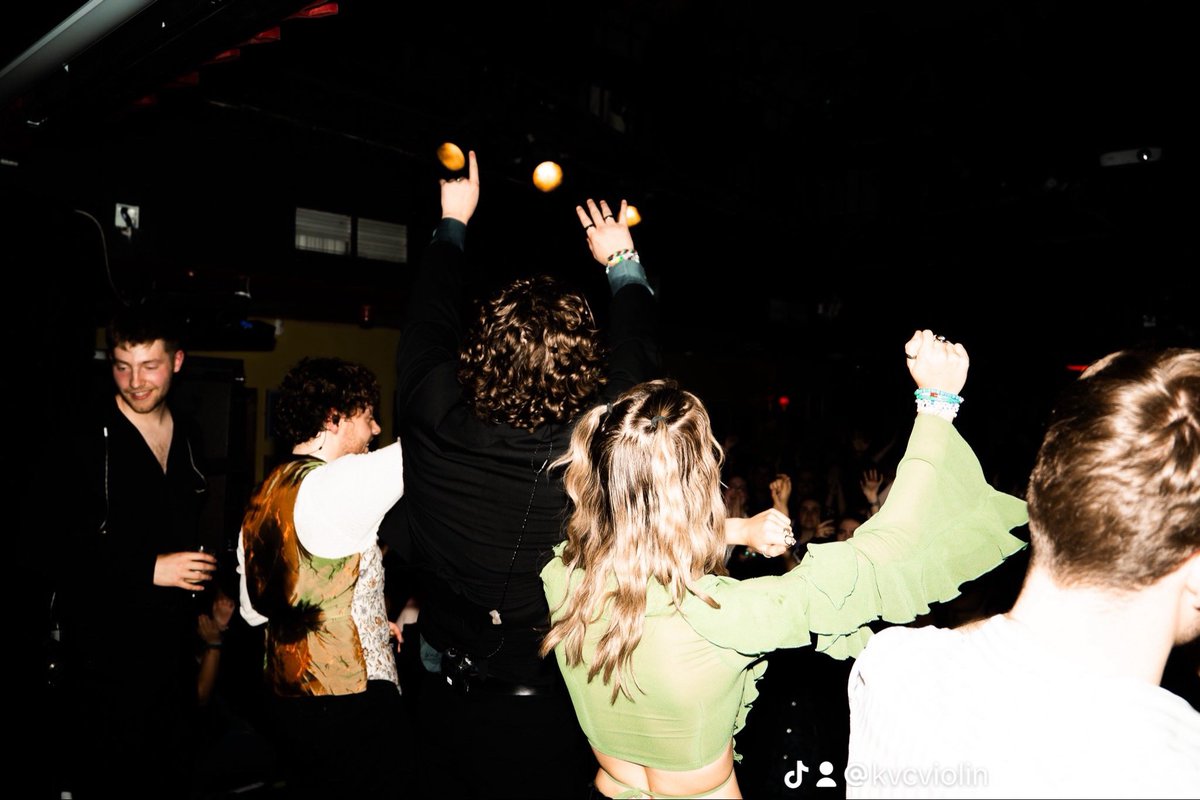 DUBLIN WHAT AN END TO THE TOUR☘️🇮🇪

I cant believe how many of you came down and sang your hearts out for our first time in Ireland this weekend.

Thank you, so much.

I’m now going to sleep for days and cry that the tour is over. I have loved it very much x

📸: <a href="/byfbarber/">freya🦂</a>