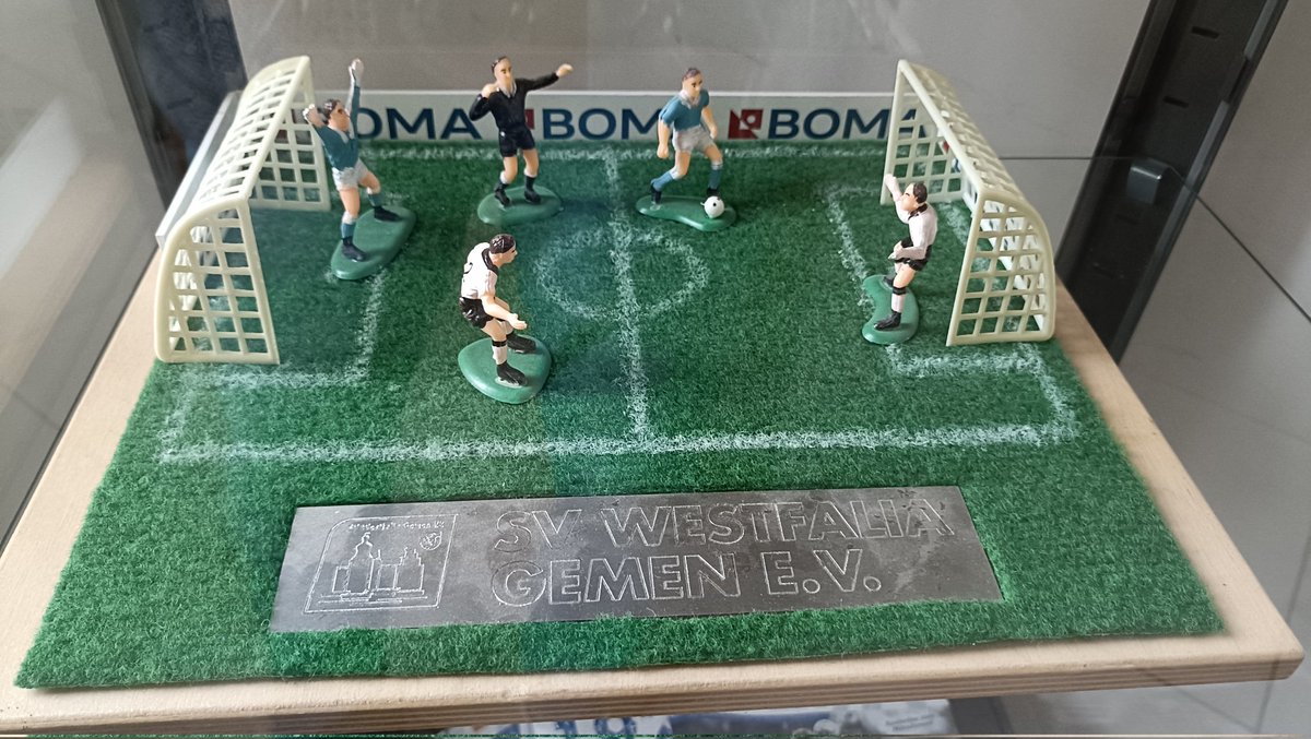 PuckJansen1954's tweet image. Bij #WestfaliaGemen (stadsdeel van Borken), heb je met het kasteel op de achtergrond, een aardige #Backdrop 
Westfalia vloog er vandaag vanaf de 1ste minuut flink op en stuurde koploper #EintrachtAhaus met een 4-1 nederlaag naar huis.