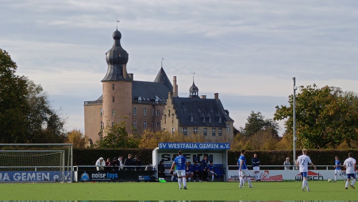 PuckJansen1954's tweet image. Bij #WestfaliaGemen (stadsdeel van Borken), heb je met het kasteel op de achtergrond, een aardige #Backdrop 
Westfalia vloog er vandaag vanaf de 1ste minuut flink op en stuurde koploper #EintrachtAhaus met een 4-1 nederlaag naar huis.