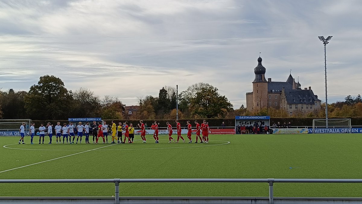 PuckJansen1954's tweet image. Bij #WestfaliaGemen (stadsdeel van Borken), heb je met het kasteel op de achtergrond, een aardige #Backdrop 
Westfalia vloog er vandaag vanaf de 1ste minuut flink op en stuurde koploper #EintrachtAhaus met een 4-1 nederlaag naar huis.