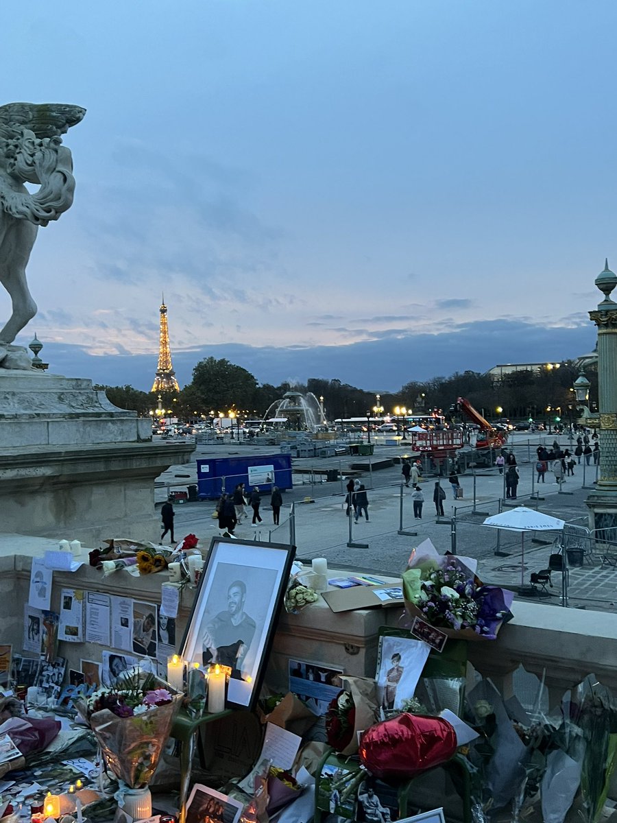 updatingljp's tweet image. The memorial with the Eiffel Tower shining 🤍✨
