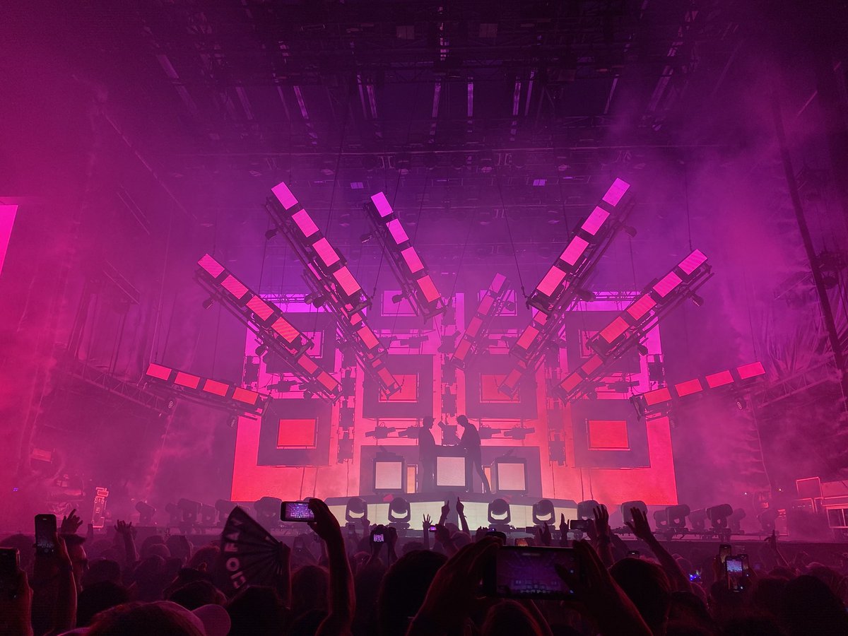 Justice!! I’ve been waiting to see them for a long time and dear god was that an amazing show with crazy production on full display