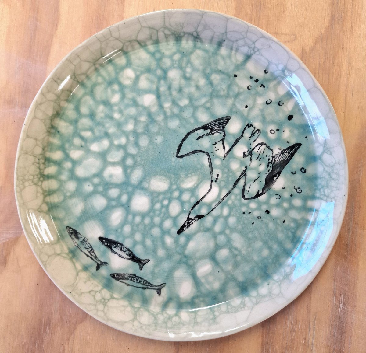 Last week, I tried combining lino printing and pottery. These two gannet plates have just come out of the kiln and I absolutely love how they've turned out! 💙