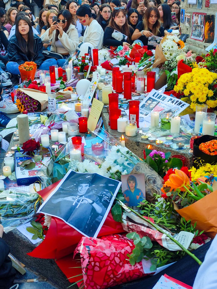 Sabrineee___'s tweet photo. Liam's memorial in Barcelona today 🕊️💔🇪🇸
Sleep well Payno. You'll never be forgotten. 
Thank you for the community you and the boys have given us for years. The 1D family will never die. ❤️ https://t.co/dkyGKOXc5z