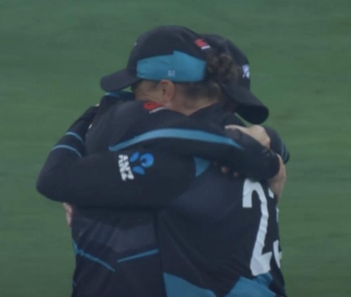 Emotional scenes as Sophie Devine and Suzie Bates hug each other 🥹

#T20WorldCup #CricketTwitter #NZvSA