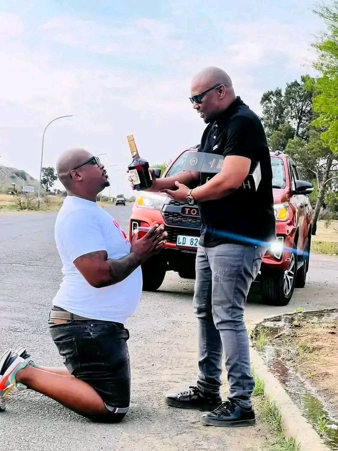 TwaRSA26's tweet photo. Your boyfriends when they see rich people 👇 https://t.co/FsAskQ0EFm
