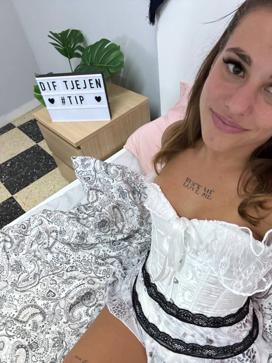 Alexapetitee's tweet photo. Vem vill busa med mig i denna klänningen??😇 https://t.co/S1YlI3RMb3