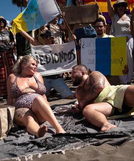 CanarioToday's tweet photo. Hablan de "odio y xenofobia" cuando se trata criticar la llegada masiva de inmigrantes ilegales, los mismos que luego insultan, rodean y acosan a los turistas gritándoles que se vayan de #Canarias. https://t.co/cEwi6gV1DE