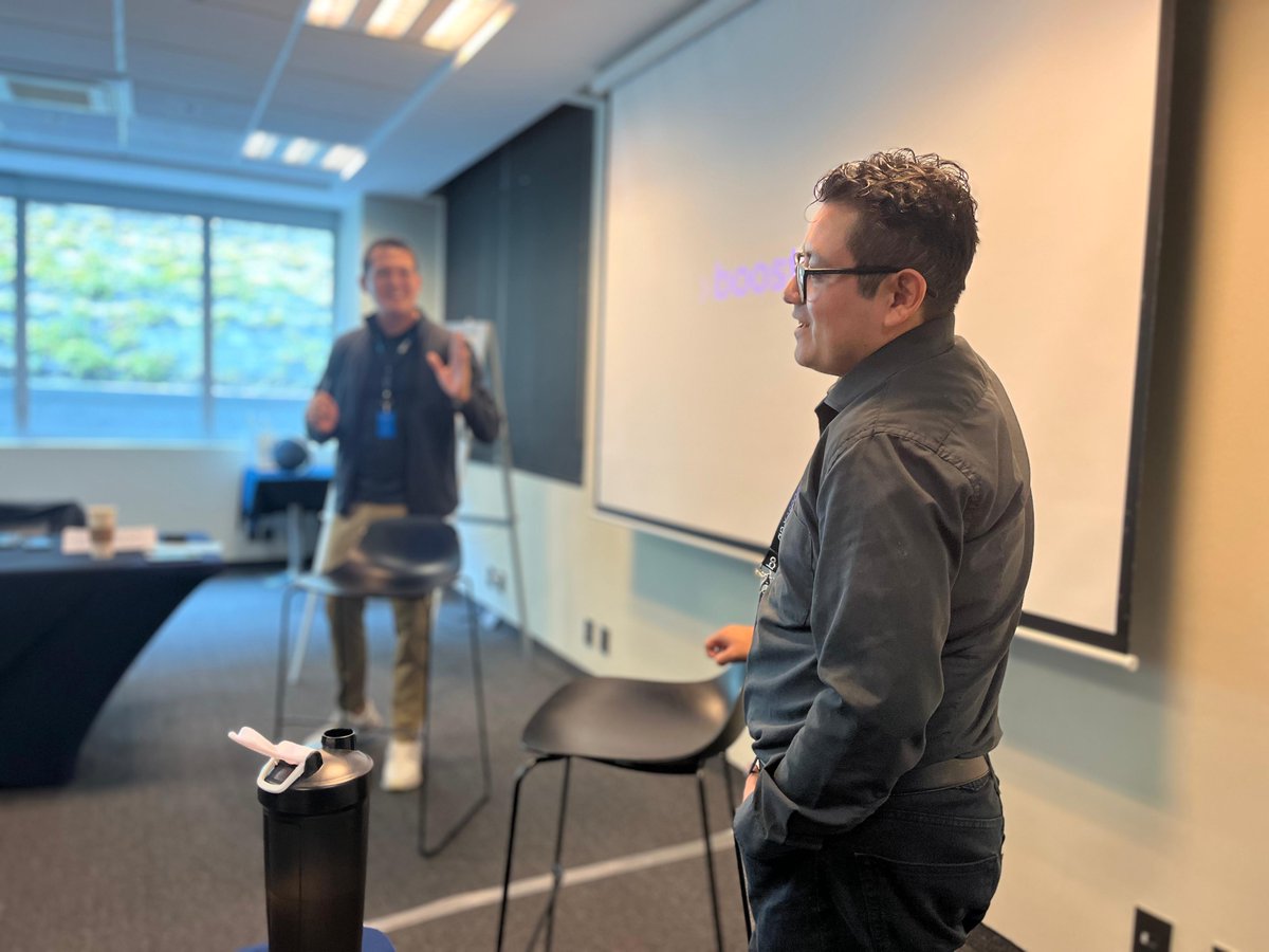 aaronbenitez_'s tweet photo. Ayer en #boostxab recomendé a uno de mis clientes "On Change Management" de la HBR. Este librito me cambió la vida porque me permitió entender todo el proceso de hacer campaña, marketing y ofensivas de encanto dentro de las organizaciones para inyectar los cambios que los directivos ven como necesarios.
Las personas somos un incordio: detestamos que nos alteren nuestras rutinas. A ningún colaborador en ninguna empresa de ninguna parte del mundo le hace gracia que le digan que el sistema, el proceso, el papeleo, los dispositivos que ya domina, bueno, ahora se van a la basura y hay que usar nuevas cosas.
Ojalá los jefes pudiésemos enviar simplemente un e-mail con instrucciones a toda la compañía para que todos aceptaran rápidamente y de buena gana la nueva reestructuración corporativa y cosas así, pero pues no, así no funcionan las cosas en la realidad, porque —como ya te dije— la resistencia al cambio es natural, está arraigada al extremo en nuestra biología, así que no te hagas ilusiones de que a tus colaboradores les va a gustar "eso" nuevo que se te ocurrió.
Bien. Ahora lo interesante. Justo mientras les sugería este libro en la sesión vino a mi mente una corrección: les dije que mejor primero consultaran a la AI sobre esto de administración del cambio, que le pidieran en una tabla minimalista definición, ejemplos, analogías y después profundizaran con preguntas de seguimiento sobre cómo aplicar esto al contexto de sus negocios y/o los departamentos corporativos en donde trabajan y así.
La realidad es que muy pocas veces leemos los libros que nos recomiendan, por falta de tiempo, presupuesto, interés o así. Es por esto que consideré que resultaba más poderoso sugerirle a mi gente consultar de forma concreta el tema principal del libro que me vino a la mente mientras diseñábamos estrategias para el crecimiento de la compañía.
Me fascinan los libros, soy fan de la lectura analítica y filosófica, pero al final del día, ser pragmático es más importante. Le dije a los participantes de mi coaching grupal que del libro, lo más sobresaliente para mí eran dos casos de estudio sobre cómo implementar las técnicas de change management, uno en una cadena de hospitales y otro en una organización policiaca, que estaría bien que lo compraran para los detalles, pero creo que el ochenta por ciento del concepto queda bastante claro consultando con la inteligencia artificial y que desde ahí podían comenzar a construir sus propias campañas internas y demás.
Si no quieres leer los libros de moda, al menos sumérgete en conversaciones interesantes sobre ellos con Claude o con ChatGPT. Que te expliquen los conceptos que proponen y así. Esta técnica no te va a alejar de comprar libros y leerlos, al contrario. Lo sé porque una técnica anterior que yo tenía era sumergirme en Wikipedia en la trama de las novelas de ciencia ficción ganadoras de los premios Hugo y así y si ya ahí me atrapaba, ordenar la obra y devorarla se volvían los siguientes pasos automáticos.
Si yo fuera tú, me iría a las listas de una década atrás que gente como Obama, Gates y Altman publican año con año de sus libros favoritos y platicaría con mi suscripción premium de artificial intelligence sobre cada uno de los títulos para ver qué me atrapa, profundizaría en esos y compraría los que de plano ya solo con la conversación consiguieron volar mi mente.
Permítete comportarte bastante diferente a las mayorías.
Tú sé moderno, dinámico, premium en tu acercamiento a los libros.
Deja de querer todo en audio y video. Las élites consumimos mucho texto porque la humanidad no ha podido todavía inventar un mejor medio para transmitir de forma fidedigna las ideas más profundas, los secretos del universo, los fundamentos del sistema del mundo.
Te quiero en tu versión lectora de alto desempeño.
Va con amor y alpha, como siempre.
Sé curiosamente audaz.
Y selo ahora.
—A.
Las fotos son de ayer en la sesión de #boostxab, mi coaching premium donde desarrollo estrategias hiperpersonalizadas para tu crecimiento profesional y empresarial. Te veo en las siguientes ediciones.