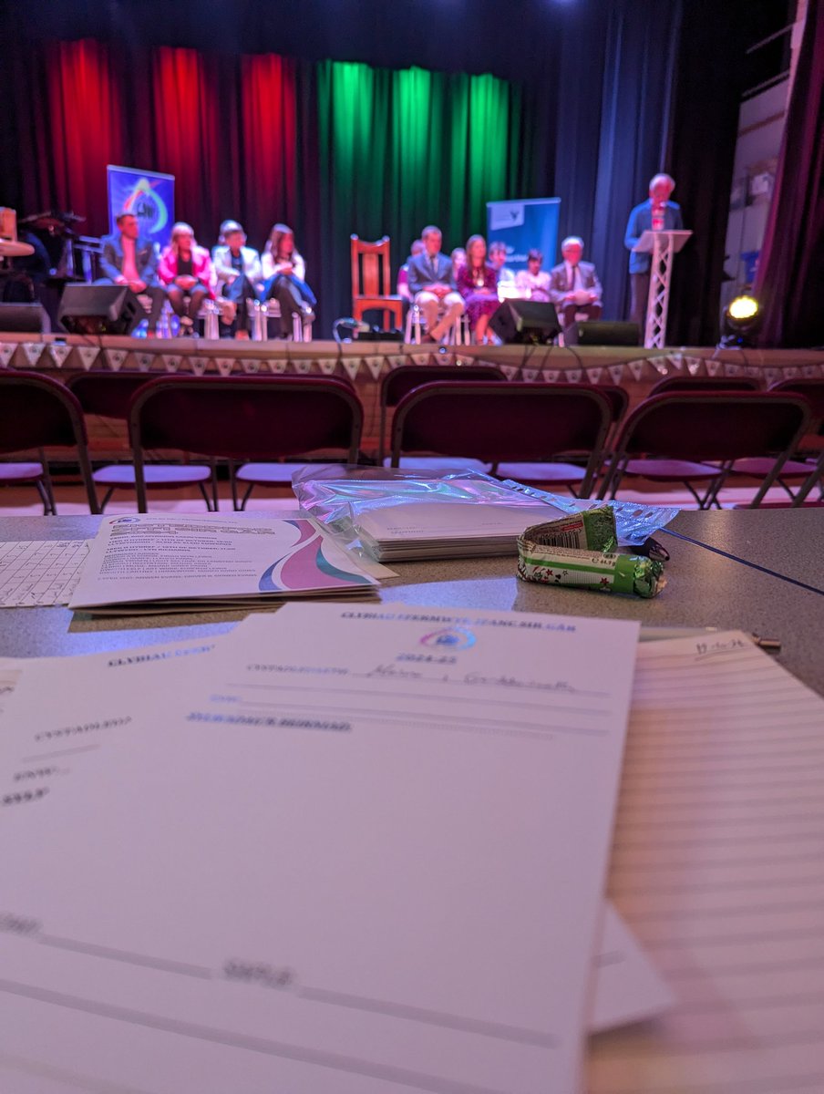 Cennydd Owen Jones (@cenjones) on Twitter photo Diolch <a href="/cffisirgar/">CFfI Sir Gâr YFC</a> am y bleser o feirniadu yr adran ysgafn yn yr eisteddfod eleni.
Lot o chwerthin a'r safon yn hynod o uchel! Pob lwc yn eisteddfod <a href="/CFfICymru/">CFfI Cymru</a> ar dir eich hunan 🎭 Diolch <a href="/cffisirgar/">CFfI Sir Gâr YFC</a> am y bleser o feirniadu yr adran ysgafn yn yr eisteddfod eleni.
Lot o chwerthin a'r safon yn hynod o uchel! Pob lwc yn eisteddfod <a href="/CFfICymru/">CFfI Cymru</a> ar dir eich hunan 🎭