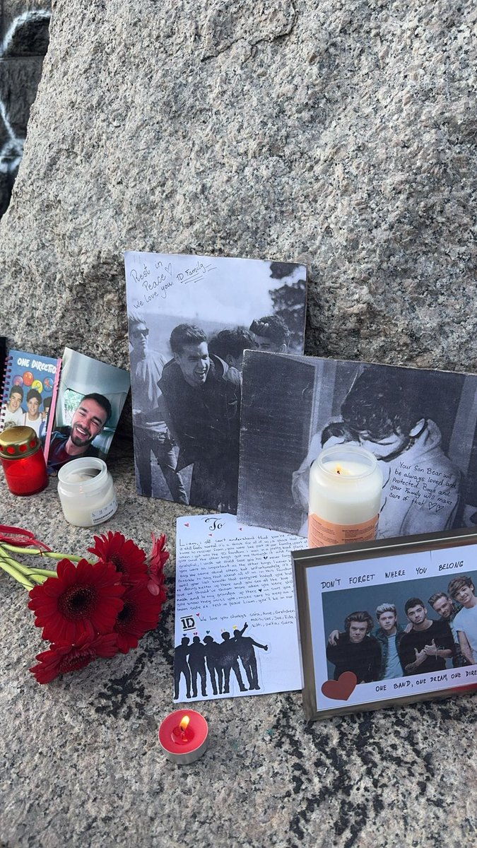 saraxh_011's tweet photo. Memorial in Prague for Liam❤️‍🩹🫂🕊️
#liampayne #LiamPayneForever #OneDirection #1D https://t.co/dNkkJ9hrm9