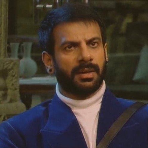 Let’s settle this, #VivianDsena V/S #KaranveerMehra.

Who do you think is right? 

Like- Karanveer
Rt- Vivian

#BiggBoss18 #BB18