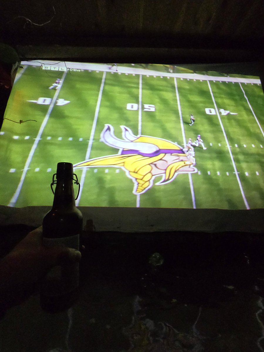 Volker_Brauer's tweet photo. Fängt gut an. NFC North Duell standesgemäß im Zuber.

#rtlnfl #nflrtl #nfl @RTLSport_de @vikings_nfl_official @vikings #Vikings https://t.co/cbPb3fyyag
