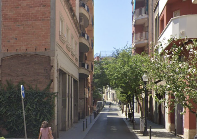 El pasado domingo, en mi barrio, Sant Andreu de Palomar, un barrio de Barcelona, se quitó la vida una chica. Nada se ha oído, ni ha salido en las noticias. La chica tenía 27 años. Ni siquiera aparece en las necrológicas. Otros padres destrozados y familiares para los cuales su