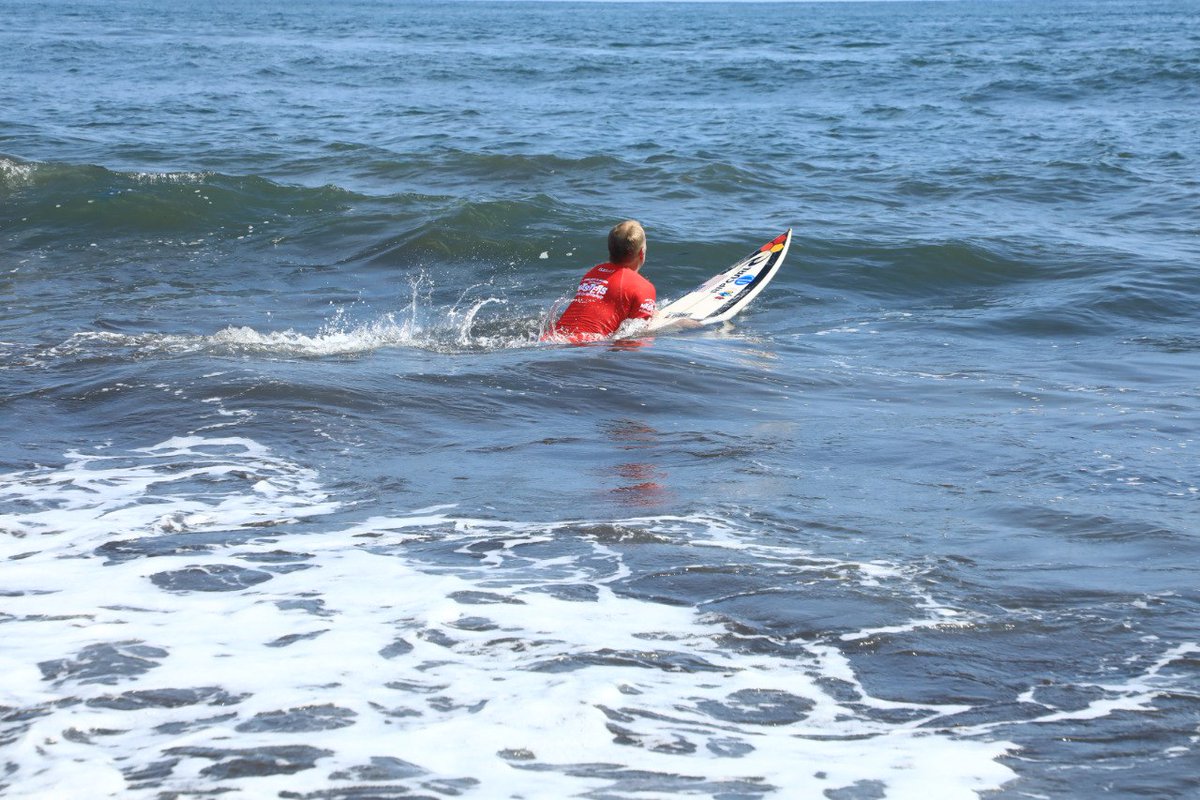 ultimahsv's tweet photo. #Deportes | 🏄♂️🏆El surfista estadounidense, tres veces campeón mundial, #TomCurren, entra a competir su heat en el ISA World Masters Surfing Championship, que se realiza en la playa #ElSunzal, La Libertad.
@surfcity https://t.co/3TWsddPvet