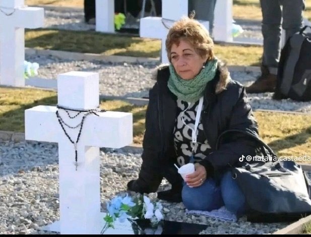 Madres de Malvinas. Ellas jamás lucraron con un pañuelo blanco. Engendraron hombres, parieron héroes. Las verdaderas madres de la patria. 🇦🇷 Deja tu “Si” y dale compartir si coincidís 🔥👇🏻