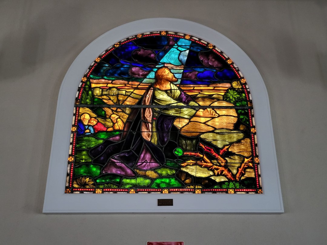 pcusabingewatch's tweet photo. New Hope Presbyterian #Lexington #NorthCarolina  Fairmont Presbyterian and Second Presbyterian merger. Window with Jesus in the garden was in Fairmont Choir Loft. 
#sanctuarySunday 
#Presbyterian #pcusa #ceilingsonSunday #ceilingSunday #stainedglassSunday 
(Photos: Kelly Newsom) https://t.co/OQ9daScESW