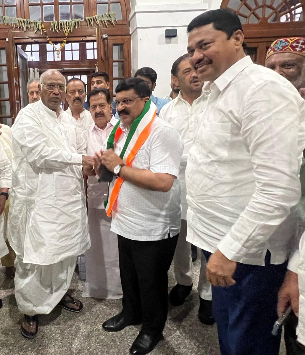 NANA_PATOLE's tweet photo. विदर्भातील माळी समाजाचे नेते किशोर कन्हेरे यांनी काँग्रेस अध्यक्ष मल्लिकार्जुन खर्गे यांच्या प्रमुख उपस्थितीत आज काँग्रेस पक्षात प्रवेश केला.
यावेळी महाराष्ट्राचे प्रभारी रमेश चेन्नीथला, विधानसभेतील विरोधी पक्षनेते श्री. विजय वडेट्टीवार, विदर्भ काँग्रेसचे नेते आमदार श्री. सुनील केदार, मुंबई अध्यक्ष खासदार वर्षा गायकवाड, प्रदेश प्रवक्ते श्री. अतुल लोंढे आदी नेते उपस्थित होते. 

महाराष्ट्राच्या राजकारणात माळी समाजाचे मोठे योगदान राहिले आहे. माळी समाजाचा उत्कर्ष करण्यासाठी राष्ट्रीय पक्ष सोबत असण्याची आवश्यकता लक्षात घेता किशोर कन्हेरे यांचा काँग्रेस प्रवेश महत्त्वपूर्ण आहे. माळी समाजासाठी राष्ट्रीय स्तरावर कार्य करण्याची मनोकामना त्यांनी यावेळी व्यक्त केली. 

काँग्रेस अध्यक्ष मल्लिकार्जुन खर्गे आणि प्रभारी रमेश चेन्नीथला यांनी त्यांचे पक्षात स्वागत करत माळी समाजाला न्याय देण्यातबाबत कन्हेरे यांना आश्वस्थ केले.