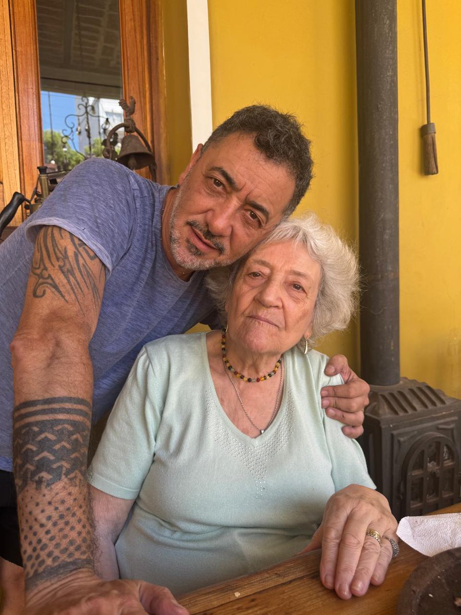 Feliz día a la mujer que me enseñó a luchar por mis ideales con su ejemplo.  Gracias, Ma, por cada abrazo y por cada consejo. Para vos y para todas las madres que cada día salen a buscar un futuro para sus hijos, toda mi admiración.