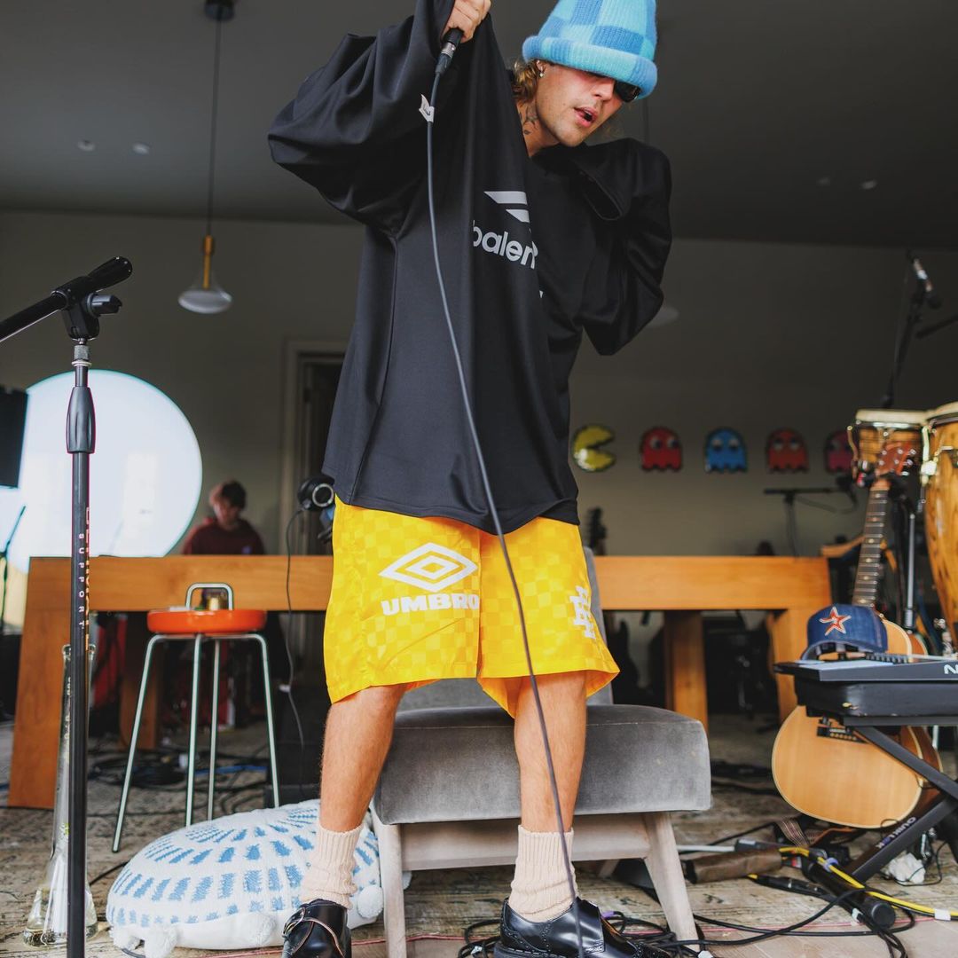 jxstinfernet's tweet photo. griten de emoción porque justin volvió al estudio, está haciendo música nueva, el rey volvió https://t.co/TmDJ33Dsdk