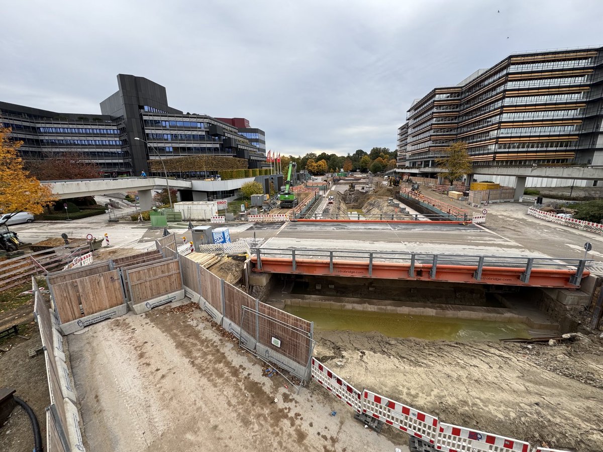 ADressel's tweet photo. 🚧 Baustellen-Tour 🏗️ per Fahrrad 🚲 mit @pochnicht MdHB u.a. Die U5 🚇 nimmt Gestalt an: Von #Bramfeld über #Steilshoop, #Barmbek Nord, #Sengelmannstrasse in die #CityNord - schon in der nächsten Wahlperiode wird es einen Testbetrieb auf einem Teilabschnitt geben! https://t.co/ntGrOedAUk