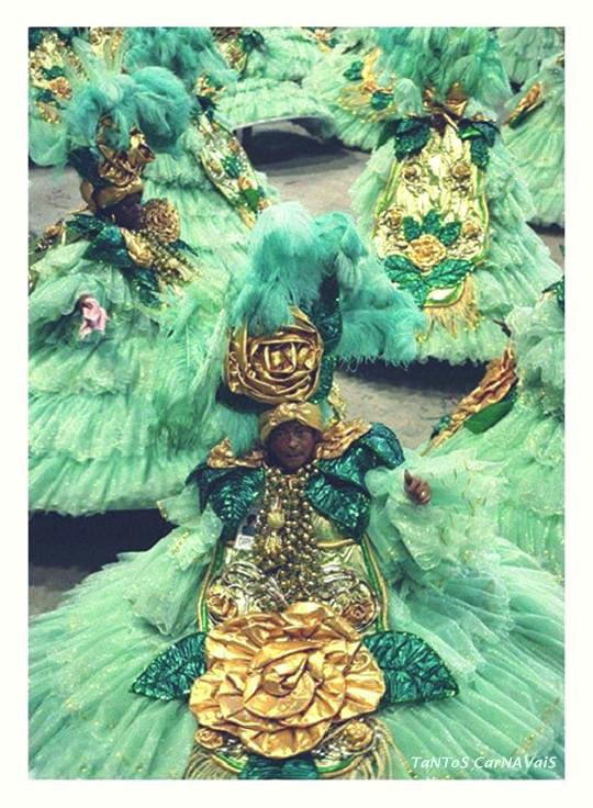 Piano me diz quem é…🎶
Treinando meus rabiscos surgiu essa homenagem à eterna professora Rosa Magalhães, referência do traço e da arte carnavalesca 

Segunda foto: Página Tantos Carnavais