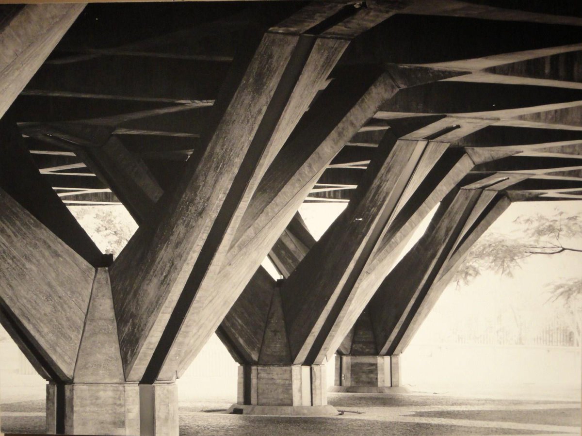 alejandrocsome's tweet photo. - El hormigon es horrible porqu--

*Alli fue cuando entró el espíritu de Pier Luigi Nervi a decir "no" y de él salieron proyectadas como hologramas divinos, brillantes, incontenibles, inundando la habitación los planos, croquis y fotografías de la Embajada Italiana en Brasilia* https://t.co/6Dsd7N9HBz