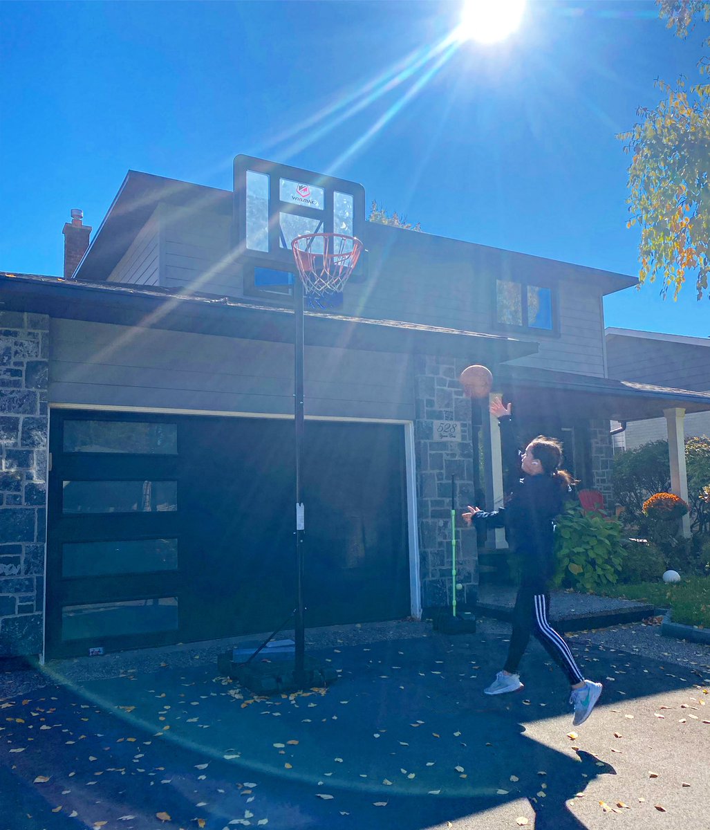 DennieSarah's tweet photo. ☀️ 🍁 🏀 https://t.co/5h7HHUVByl