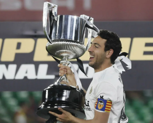 2010MisterChip's tweet photo. LAS 15 LEYENDAS DEL FÚTBOL ESPAÑOL QUE HAN JUGADO 500 PARTIDOS EN PRIMERA DIVISIÓN:

Zubizarreta
Joaquín
Raúl García
Raúl
Eusebio
Buyo
Sergio Ramos
Sanchis
Messi
Casillas
Jesús Navas
Xavi
Soler
Griezmann

Y desde hoy...

DON DANIEL PAREJO MUÑOZ https://t.co/EVbLphnXHS