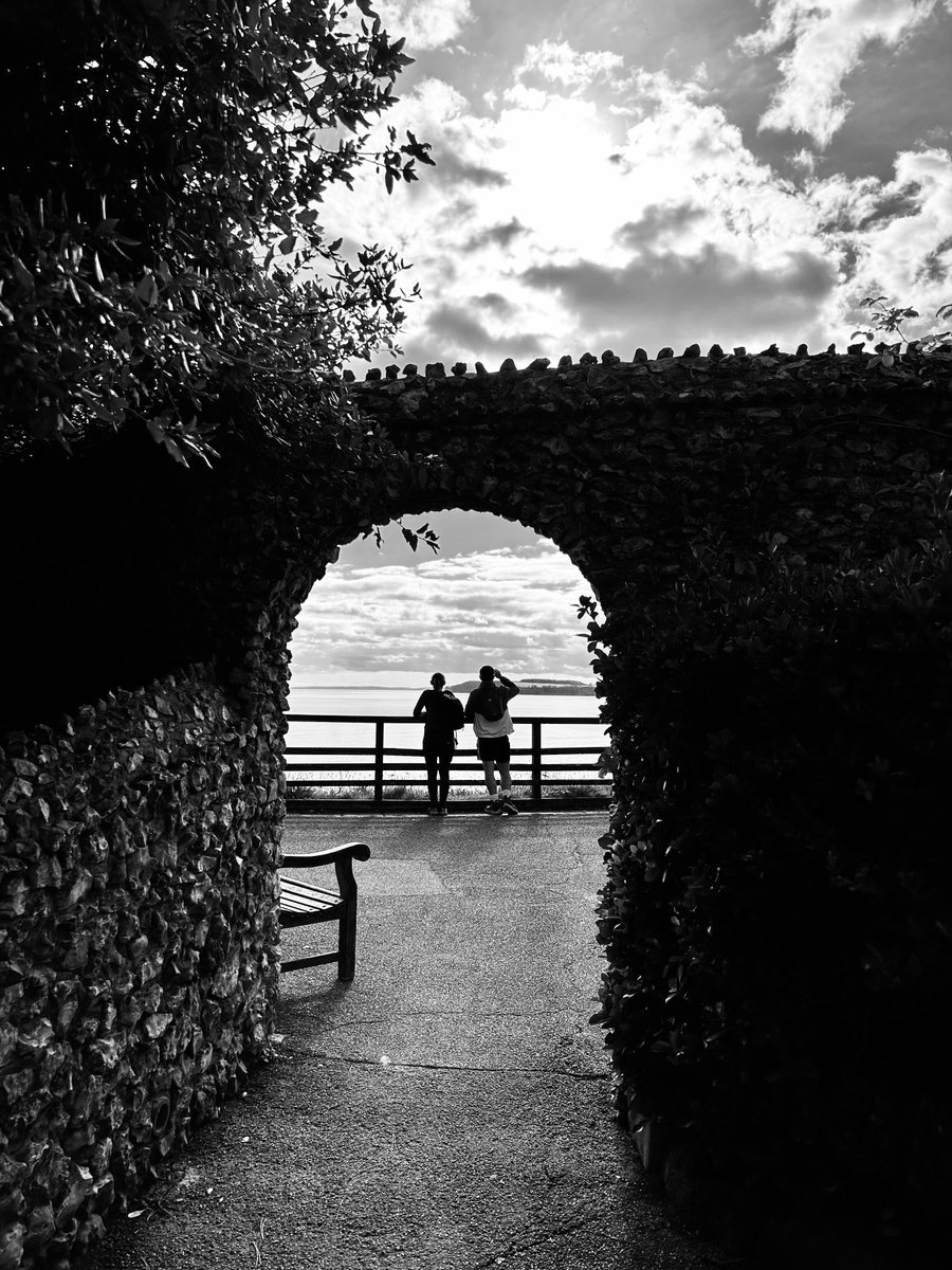 LorraineInglisD's tweet photo. #AlphabetChallenge #WeekPForPOV

A view of a view ⚫️⚪️

#photography #blackandwhitephotography   #sidmouth #devon #ThePhotoHour https://t.co/3NTrupGHZ7