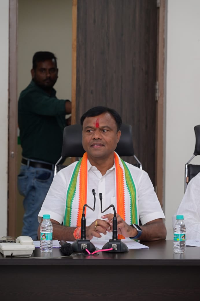 DeepakBaijINC's tweet photo. रायपुर दक्षिण विधानसभा उपचुनाव से सम्बन्धित बैठक प्रदेश कांग्रेस मुख्यालय में सम्पन्न हुई जिसमें कांग्रेस के वरिष्ठ नेतागणों के साथ विचार विमर्श हुआ। https://t.co/1SNQIjWtXO